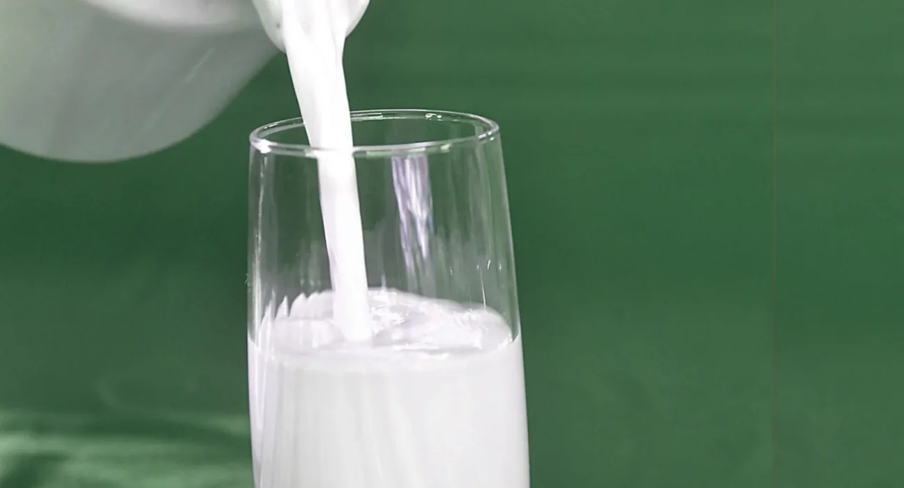 Preço do leite volta a subir: Entenda as causas e impactos