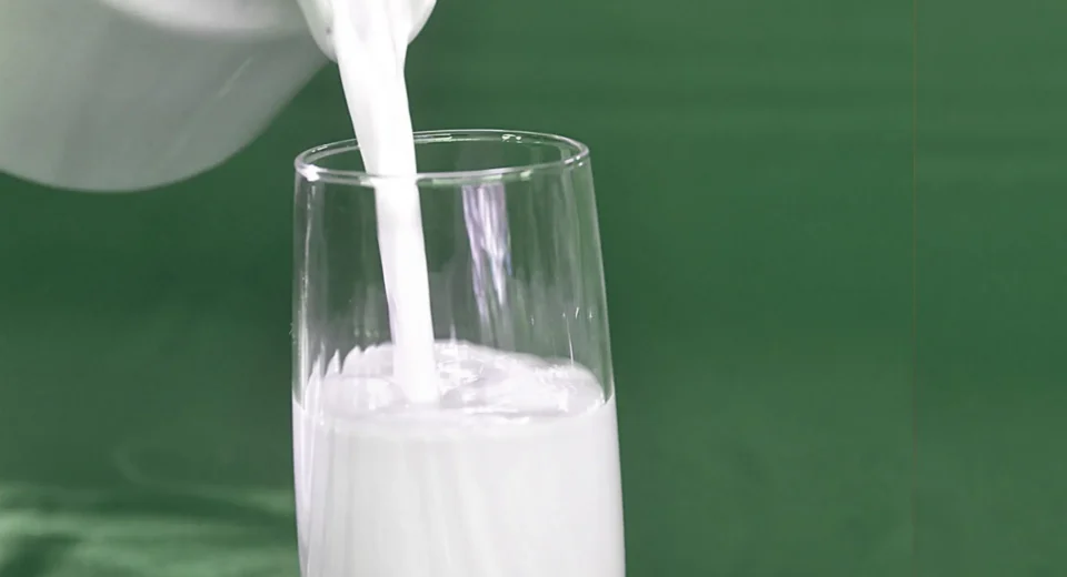 Preço do leite volta a subir: Entenda as causas e impactos