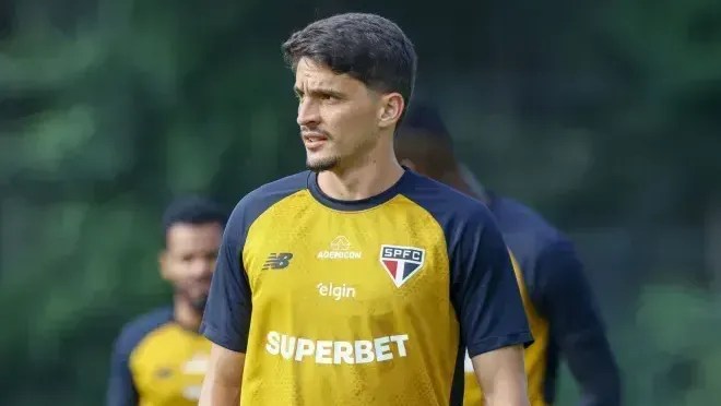 Jogador do São Paulo conclui cirurgia para recuperação facial segura