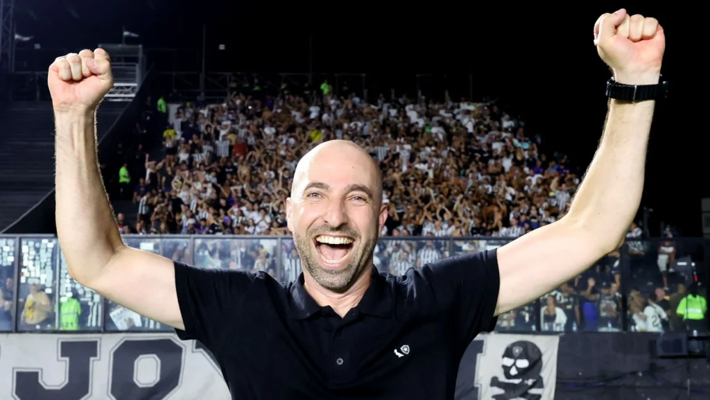 Interino do Botafogo emociona com depoimento após vitória sobre o Vasco