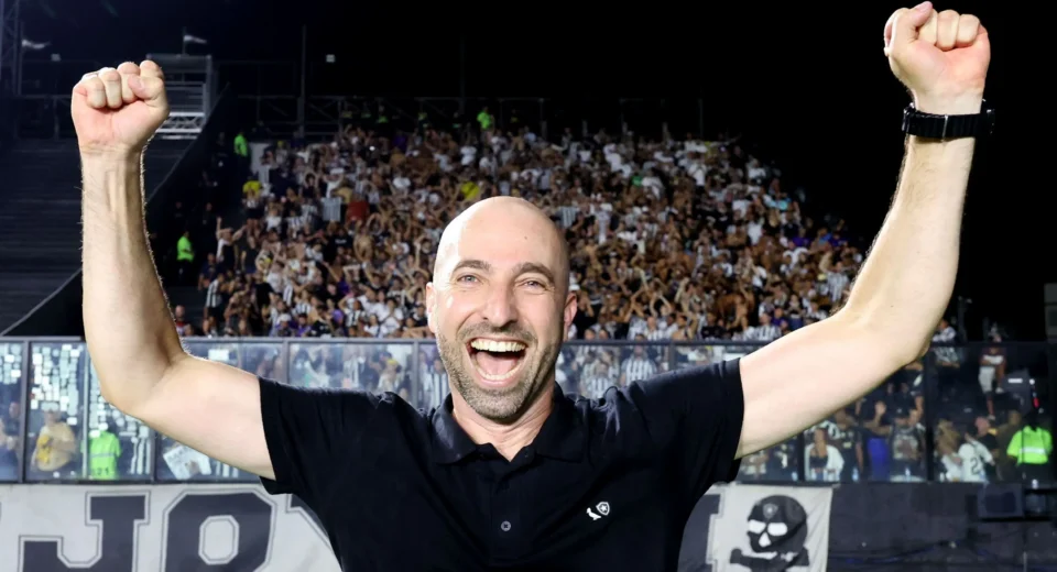 Interino do Botafogo emociona com depoimento após vitória sobre o Vasco