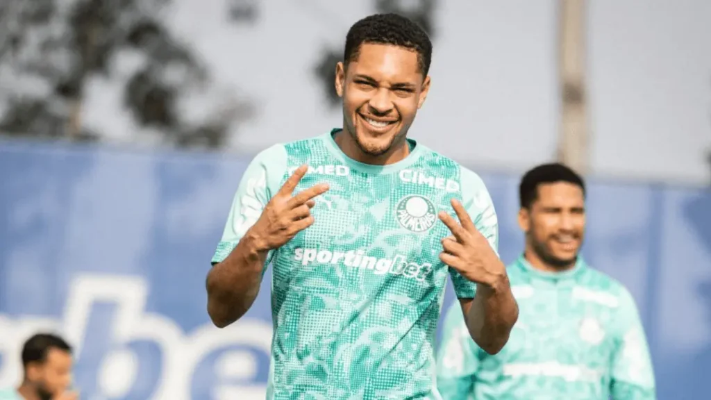 Vitor Roque ganha previsão para voltar a jogar pelo Palmeiras em breve