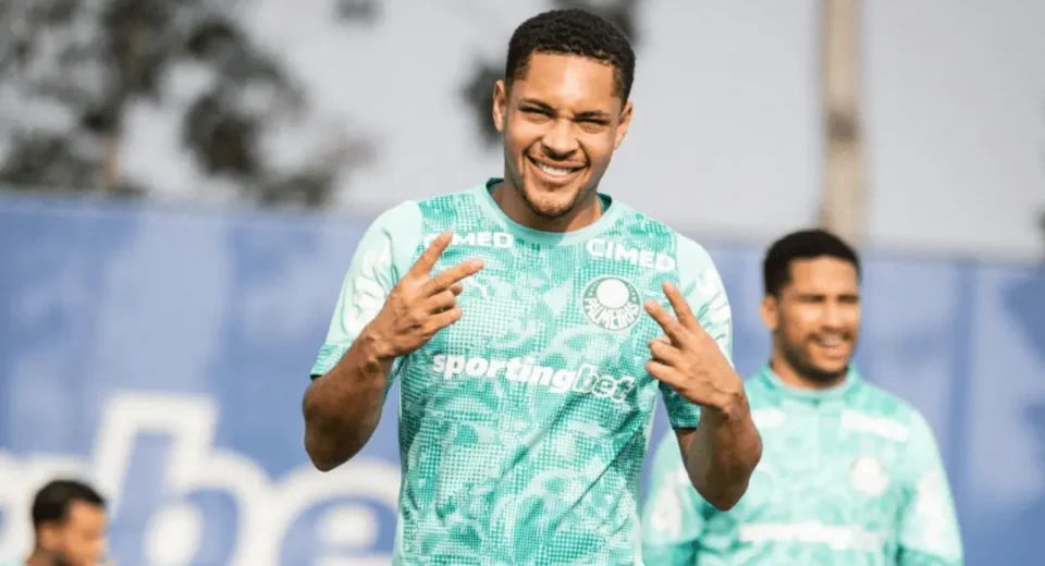 Vitor Roque ganha previsão para voltar a jogar pelo Palmeiras em breve