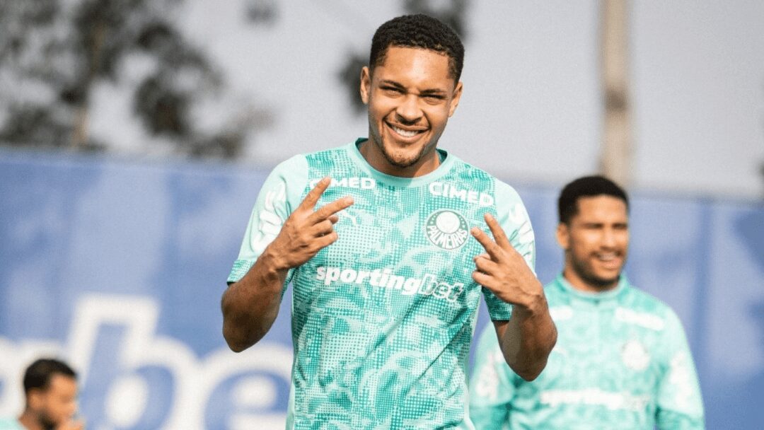 Vitor Roque ganha previsão para voltar a jogar pelo Palmeiras em breve