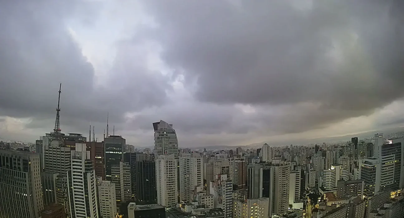 Tempo vira e temperaturas caem: prepare-se para o frio em SP!