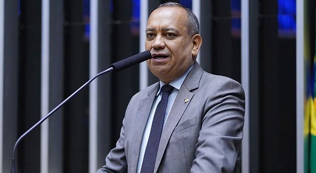 Carro do deputado Max Lemos sofre ataque a tiros no RJ