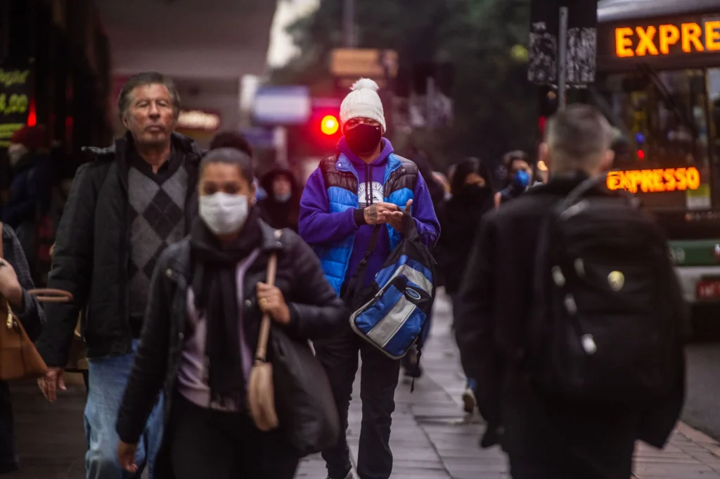 Frente fria se intensifica no Brasil neste fim de semana: previsão detalhada