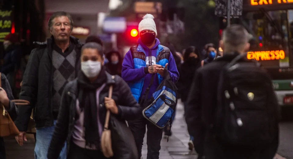 Frente fria se intensifica no Brasil neste fim de semana: previsão detalhada