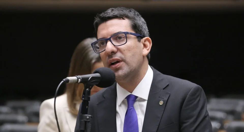Deputado é alvo de operação da PF por contratos suspeitos