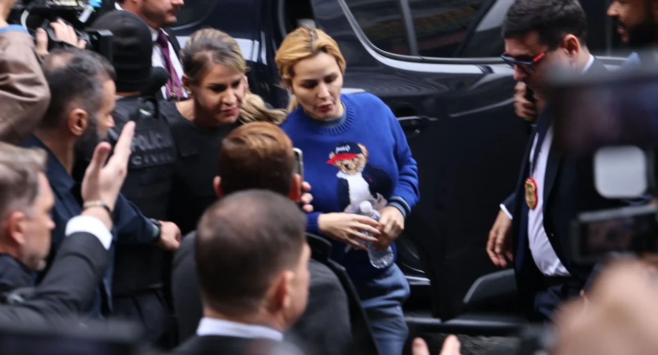 Deolane Bezerra segue presa após audiência de custódia em Osasco