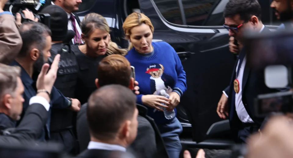 Deolane Bezerra segue presa após audiência de custódia em Osasco