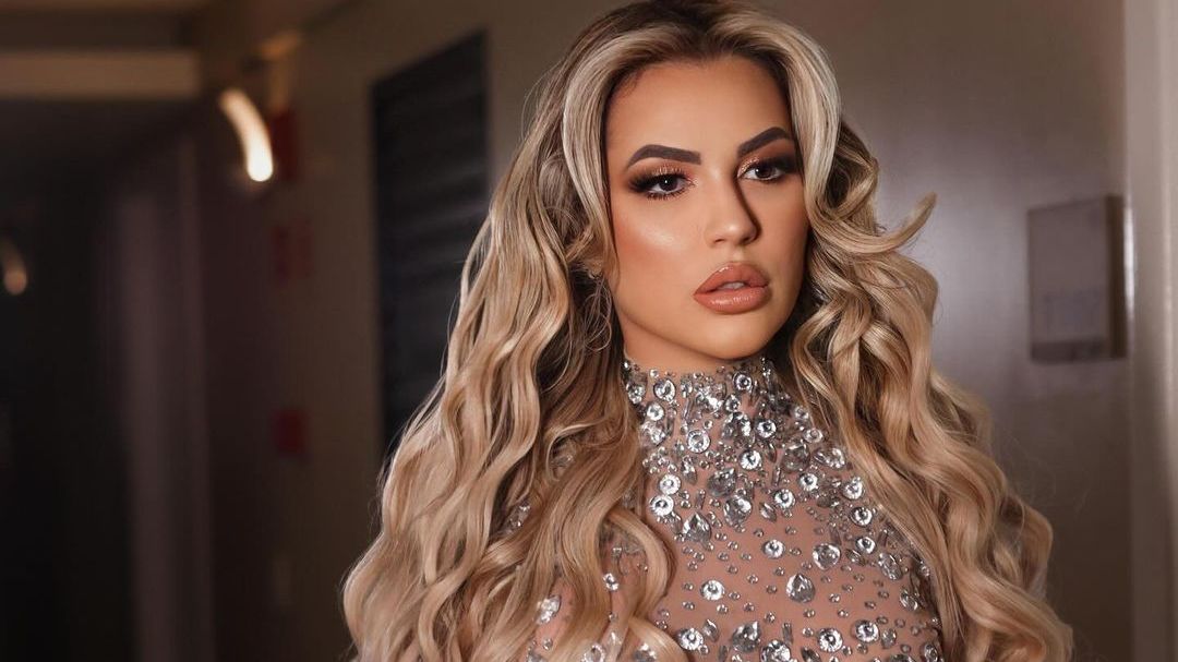 Deolane Bezerra: Descubra Sua Carreira e Influência Online