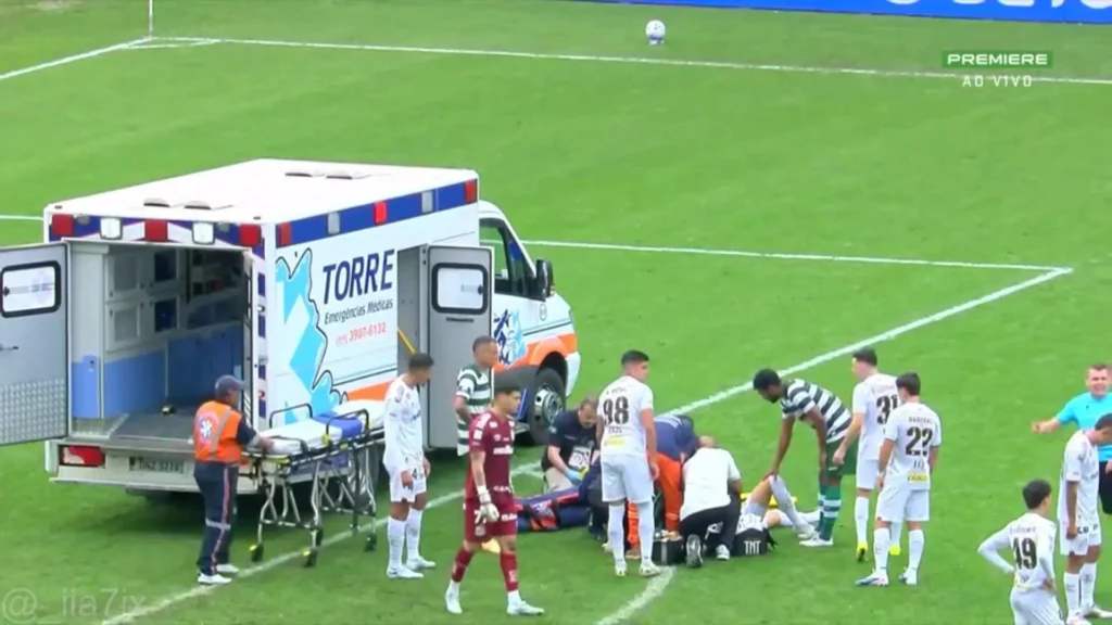 Luan Peres cai desacordado e é atendido em Santos x Coritiba