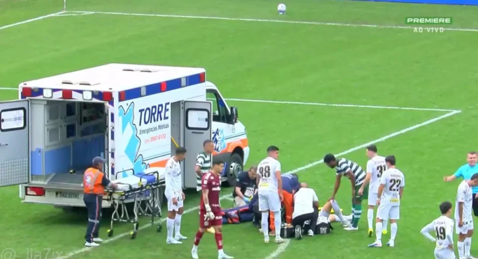 Luan Peres cai desacordado e é atendido em Santos x Coritiba