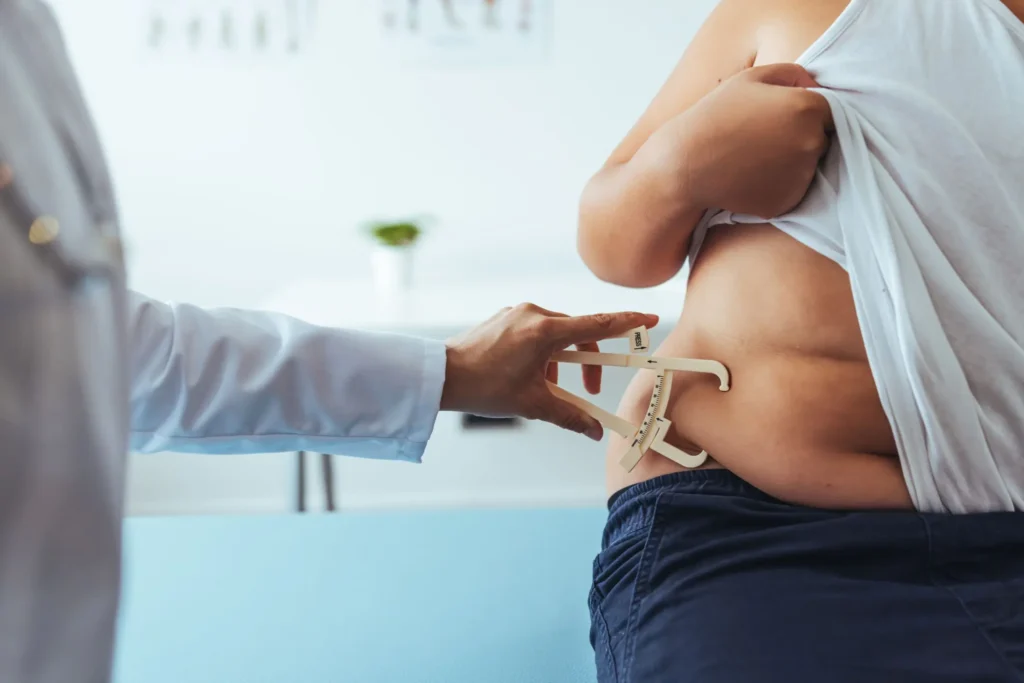 Gordura abdominal está ligada a maior risco de perda urinária em mulheres: entenda!