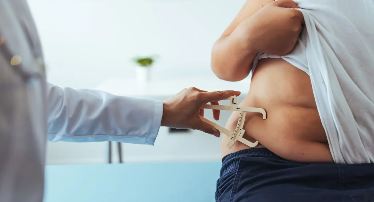Gordura abdominal está ligada a maior risco de perda urinária em mulheres: entenda!