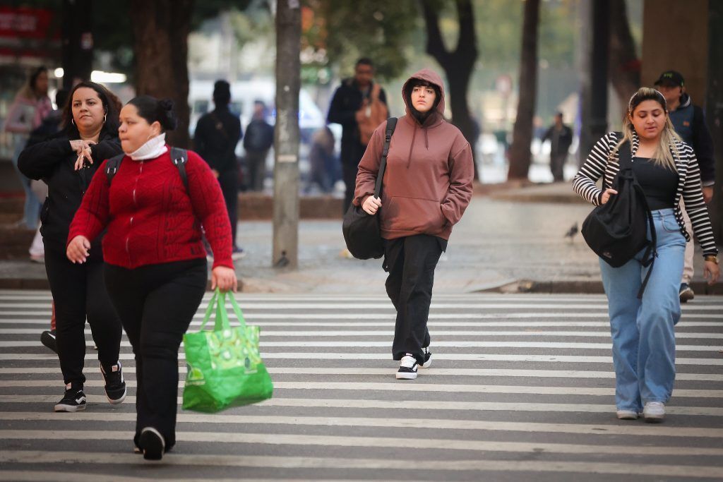 Semana deve começar chuvosa e com frio em SP; planeje-se!
