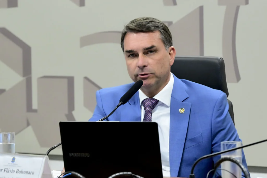Ninguém tem direito de tocar no Bolsa Família, afirma Flávio