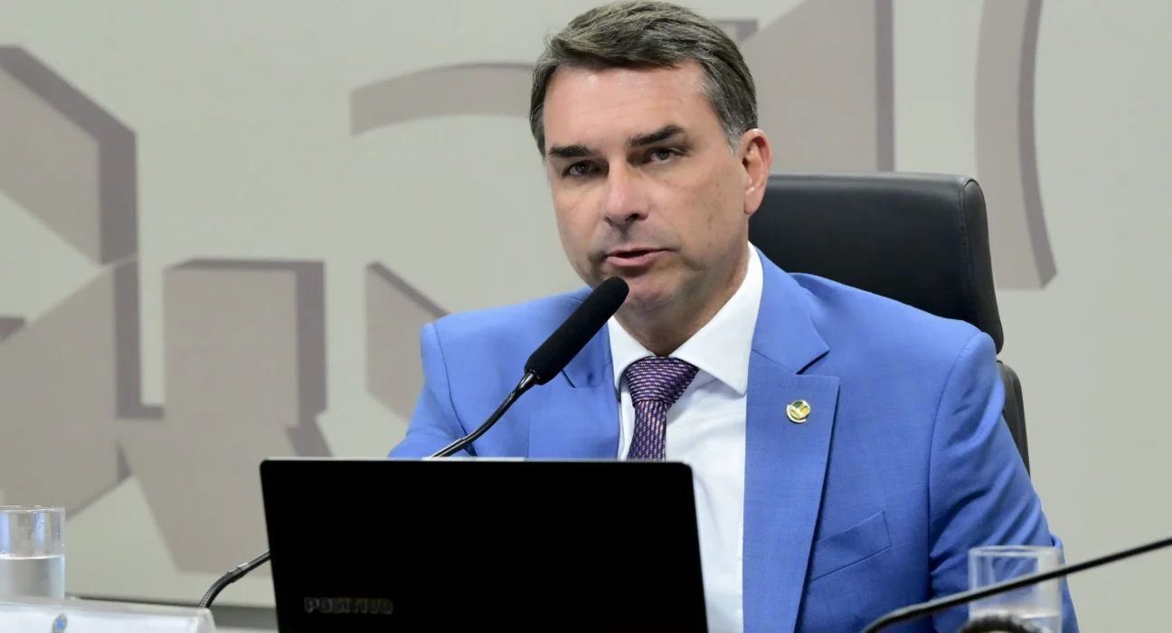 Ninguém tem direito de tocar no Bolsa Família, afirma Flávio