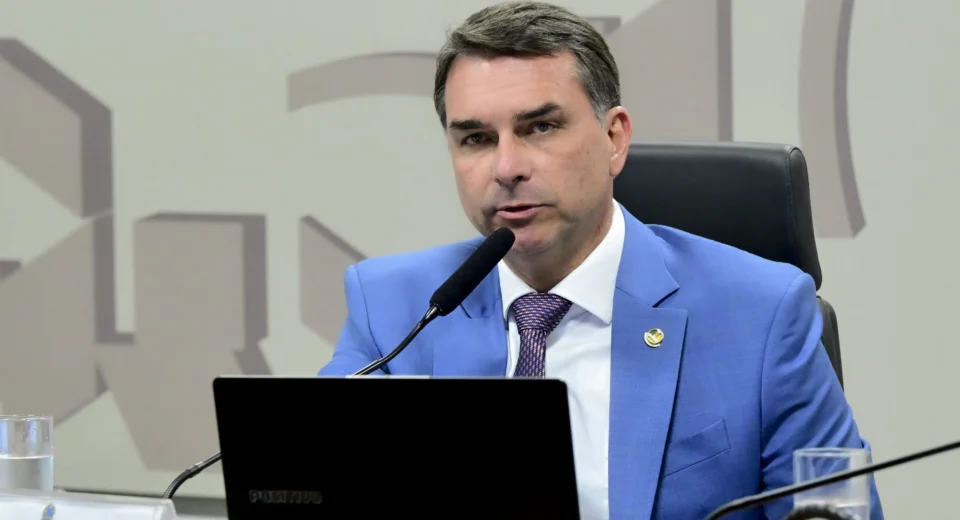 Ninguém tem direito de tocar no Bolsa Família, afirma Flávio