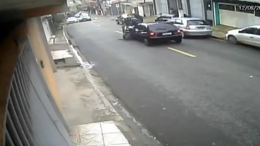 PM bate em carro e voa de moto em perseguição emocionante em SP