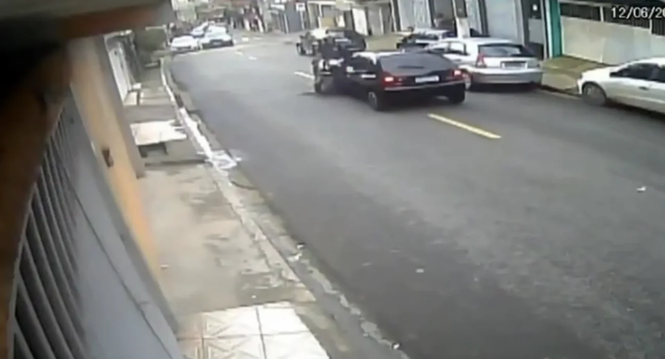 PM bate em carro e voa de moto em perseguição emocionante em SP