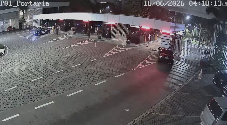 Mulher morre após colidir carro com muro de condomínio em Alphaville