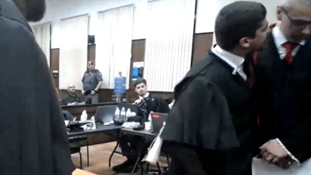 Veja imagens do bate-boca em júri de PMs sobre Gritzbach