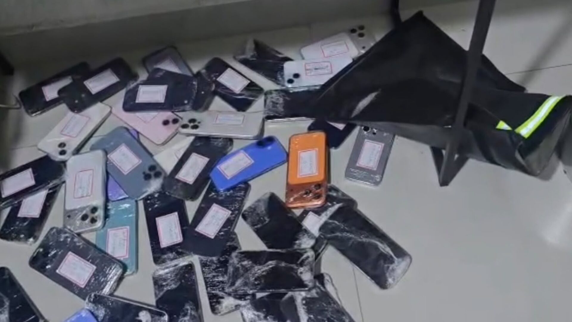 Polícia encontra “central” de celulares roubados com jammers em SP