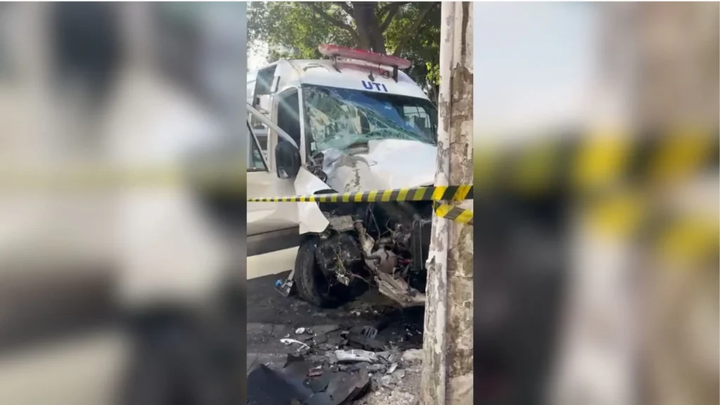 Paciente idosa morre após ambulância bater em poste na zona leste