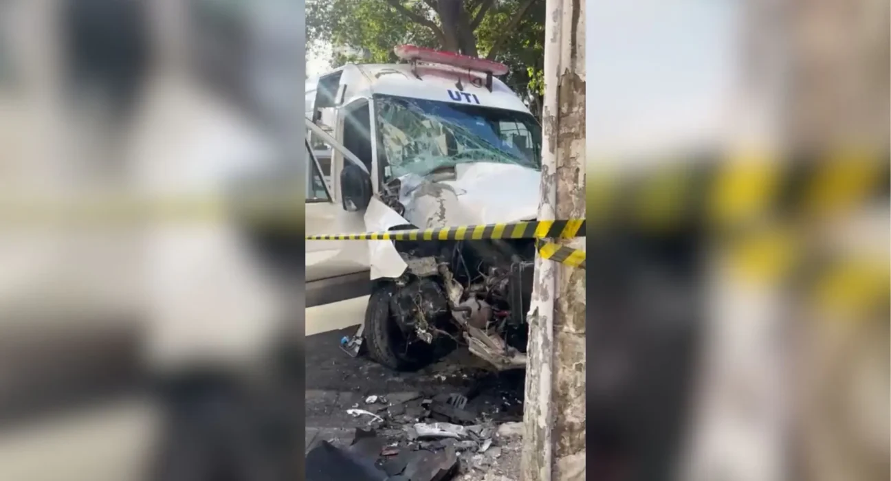 Paciente idosa morre após ambulância bater em poste na zona leste