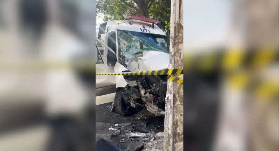 Paciente idosa morre após ambulância bater em poste na zona leste