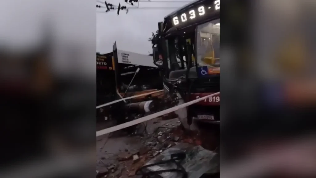 Quatro pessoas ficam feridas após ônibus bater em poste em SP
