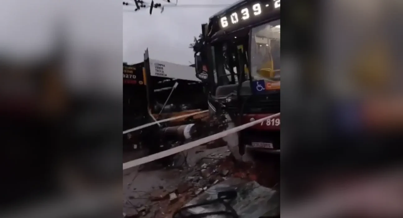 Quatro pessoas ficam feridas após ônibus bater em poste em SP