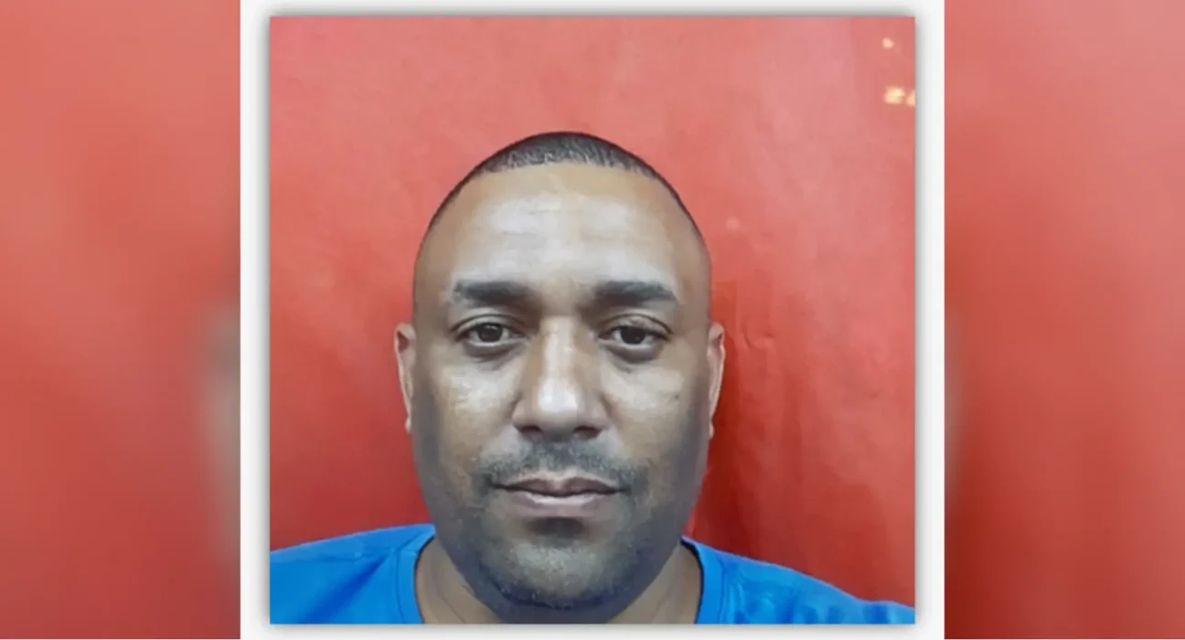 Homem é procurado após matar companheira na frente das filhas