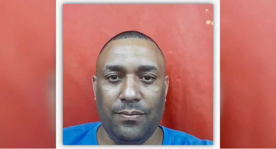 Homem é procurado após matar companheira na frente das filhas