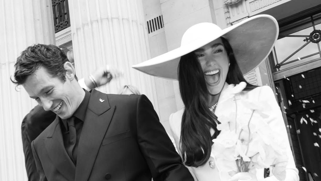 Callum Turner revela dinâmica da relação com Dua Lipa