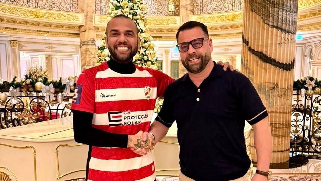 Ex-jogador da Seleção inicia carreira de técnico em clube promissor