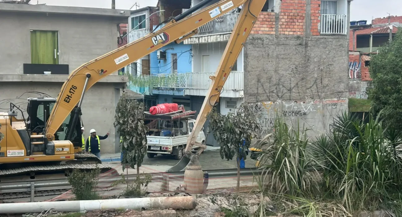 Sabesp fecha cratera em Osasco; imóveis interditados têm solução