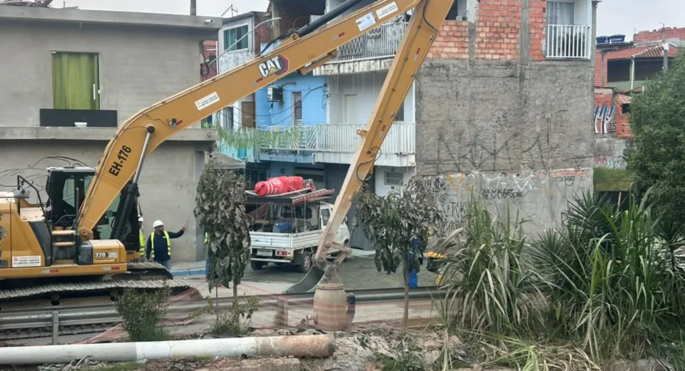 Sabesp fecha cratera em Osasco; imóveis interditados têm solução