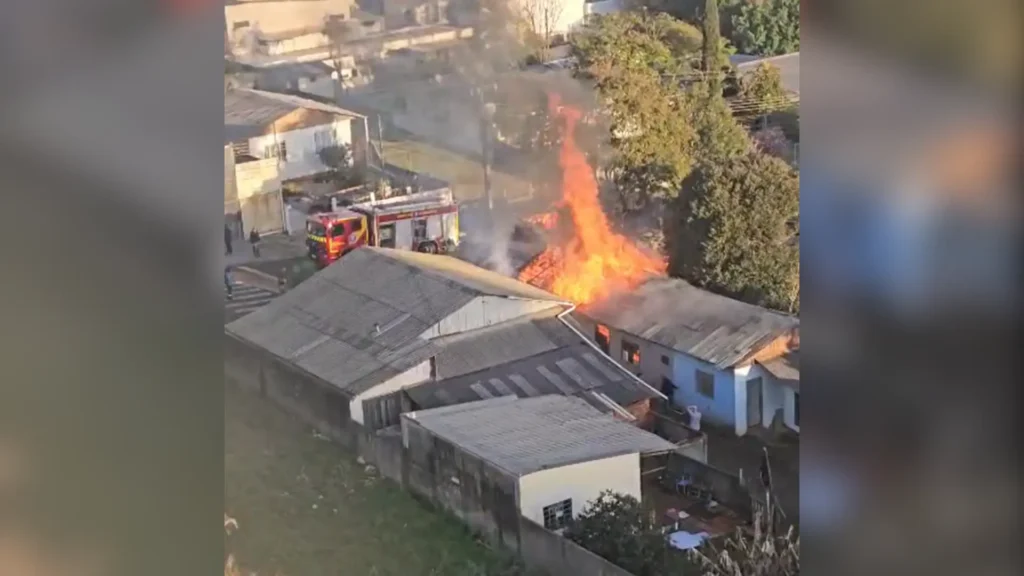 Vizinhos salvam homem de incêndio em casa no Paraná heroicamente