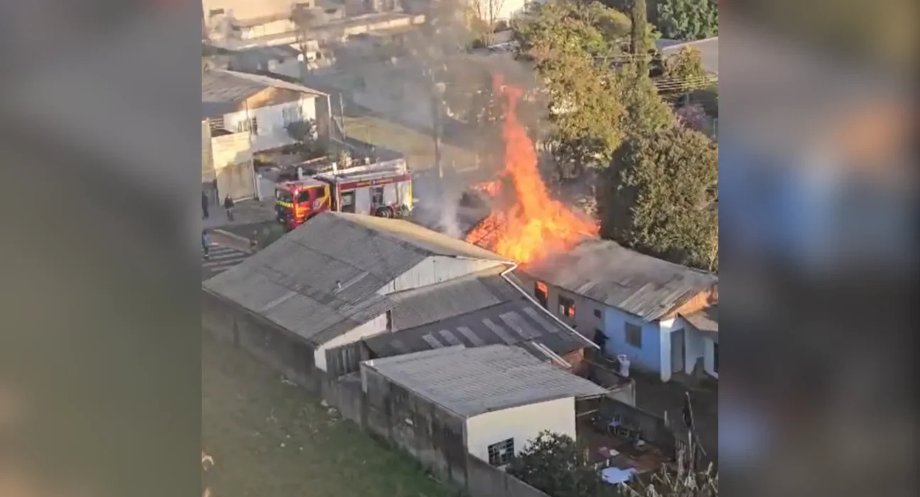 Vizinhos salvam homem de incêndio em casa no Paraná heroicamente