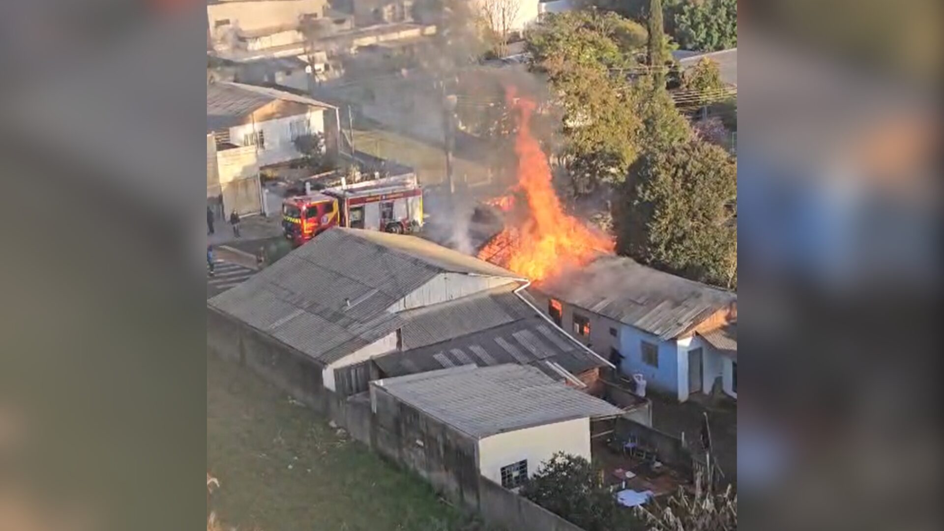 Vizinhos salvam homem de incêndio em casa no Paraná heroicamente