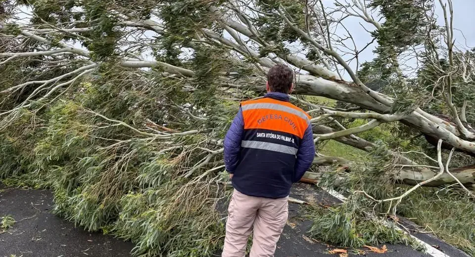 Formação de ciclone intensifica temporais e traz alerta à população