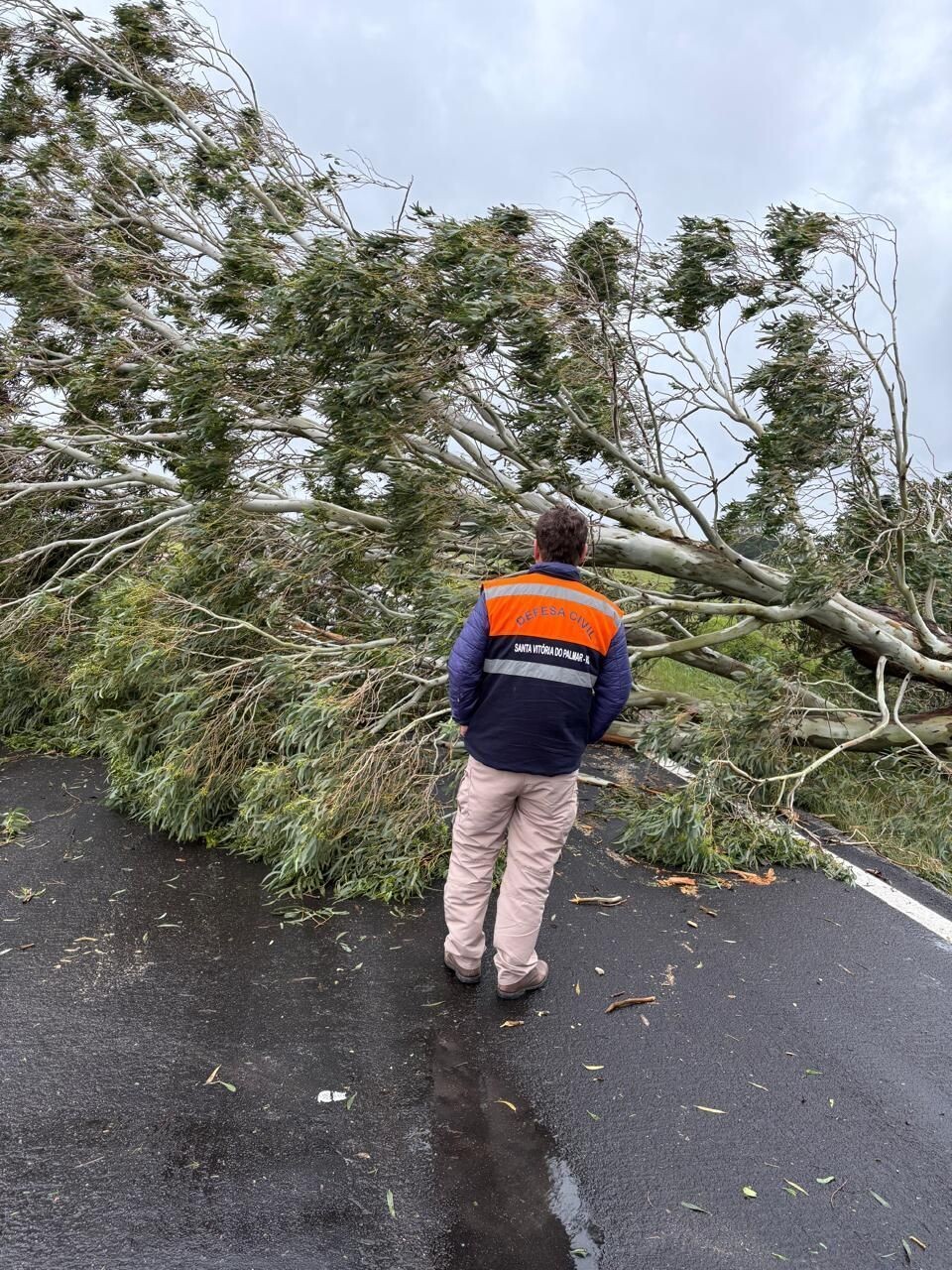Formação de ciclone intensifica temporais e traz alerta à população