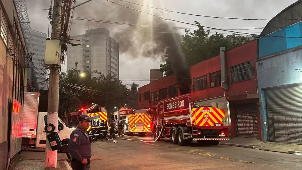 Incêndio atinge galpão no Bom Retiro e mobiliza bombeiros
