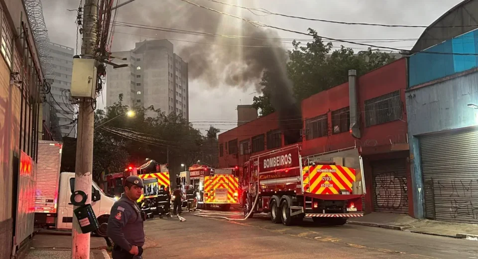 Incêndio atinge galpão no Bom Retiro e mobiliza bombeiros
