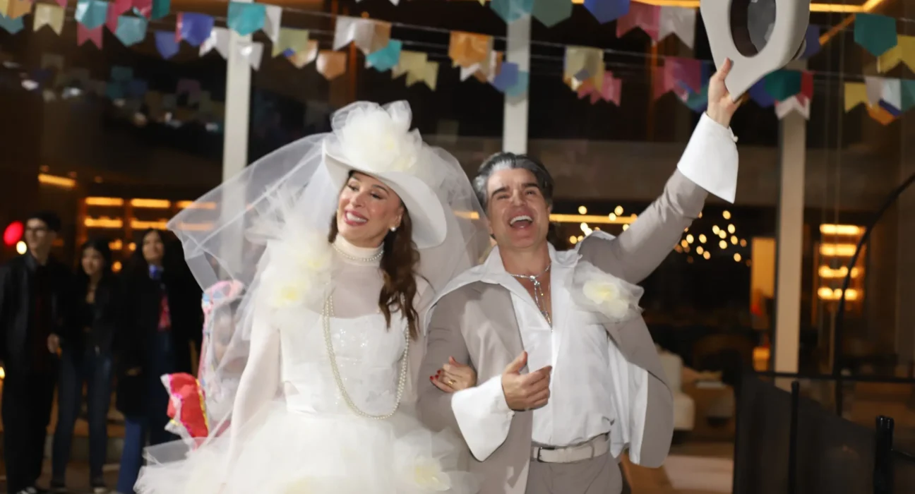Claudia Raia resgata fotos de festa junina e encanta fãs