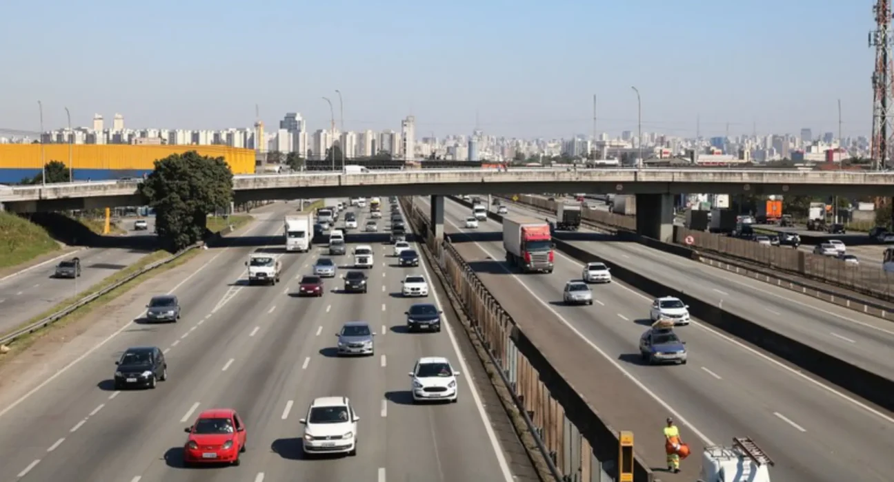 Batida entre ônibus e caminhão deixa um morto e 15 feridos em SP