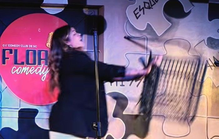 Comediante Fernanda Arantes leva cadeirada em show e se diverte